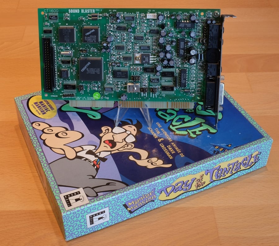 Sound Blaster Pro 2 au-dessus d'une boîte "Day of the Tentacle"